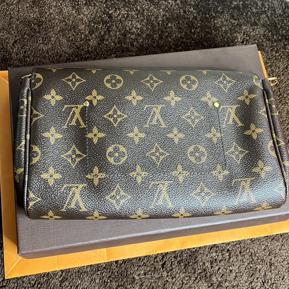 Louis Vuitton Favorite - Picture 2 of 9